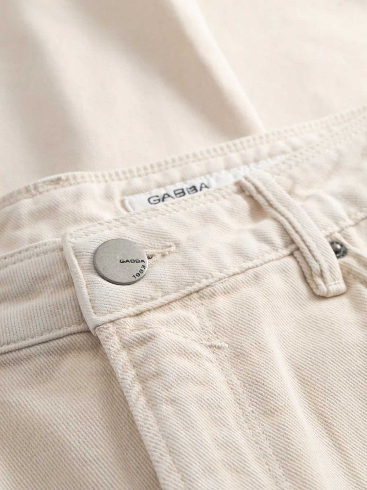 GABmox Antiq Shorts - Ecru - Image 7